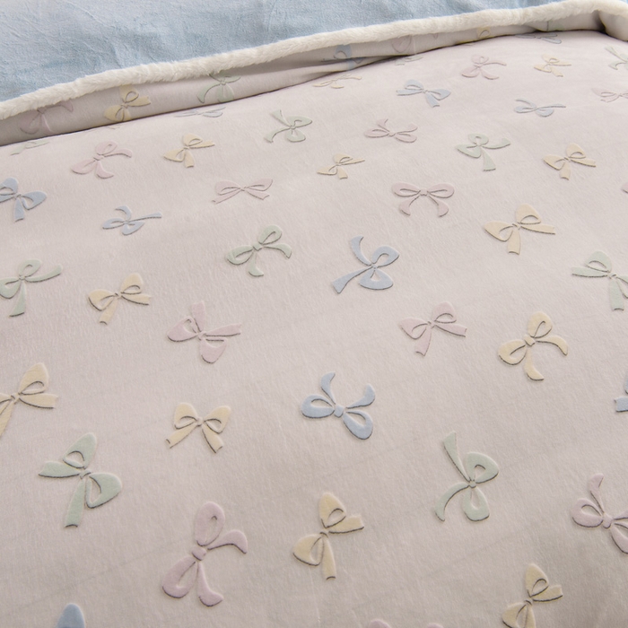 91家纺网 家纺一手货源 找家纺 畅畅家纺 2025新款高克重兔毛大包边立体雕花牛奶绒床单四件套 多彩蝴蝶结