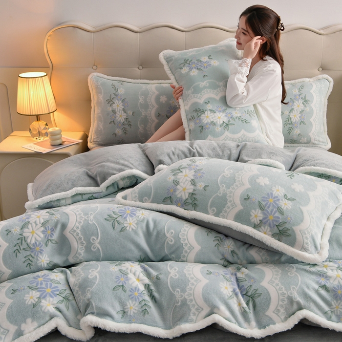 91家纺网 家纺一手货源 找家纺 畅畅家纺 2025新款高克重兔毛大包边立体雕花牛奶绒床单四件套 曼妙花语-灰
