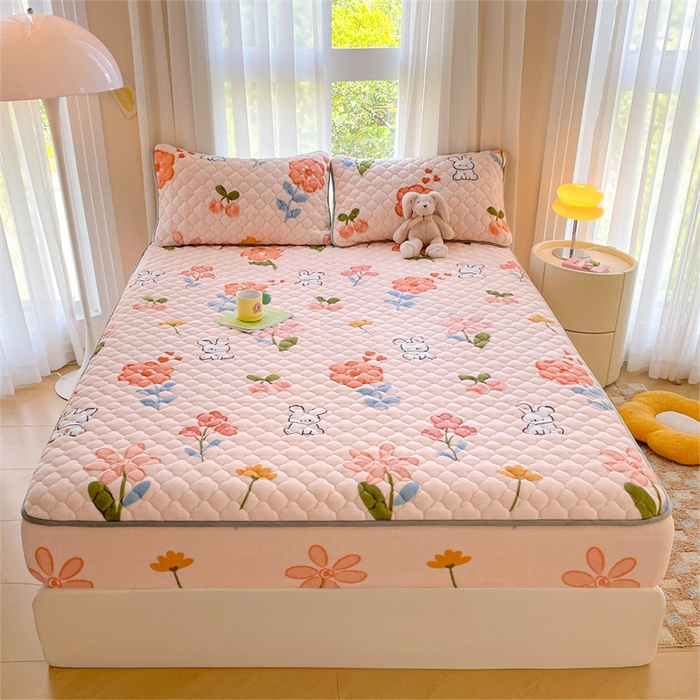 91家纺网 家纺一手货源 找家纺 康纳利 2025新款A类抗菌加厚牛奶绒印花夹棉床笠可搭配同款四件套 花间小兔