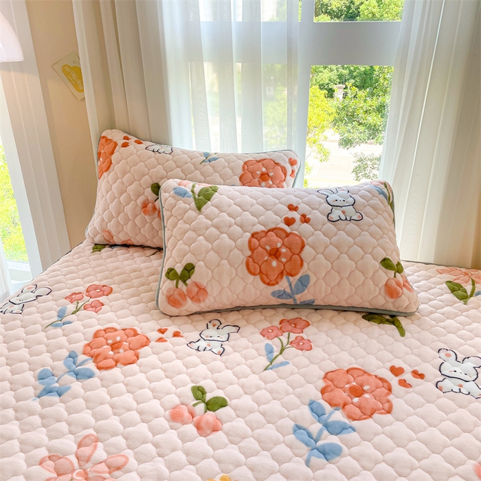 91家纺网 家纺一手货源 找家纺 康纳利 2025新款A类抗菌加厚牛奶绒印花夹棉床笠可搭配同款四件套 花间小兔