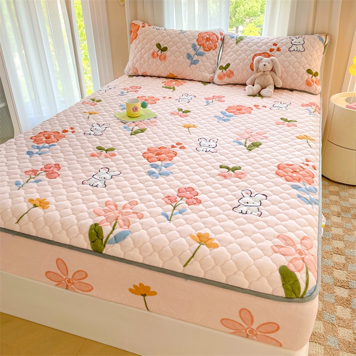 91家纺网 家纺一手货源 找家纺 康纳利 2025新款A类抗菌加厚牛奶绒印花夹棉床笠可搭配同款四件套 花间小兔