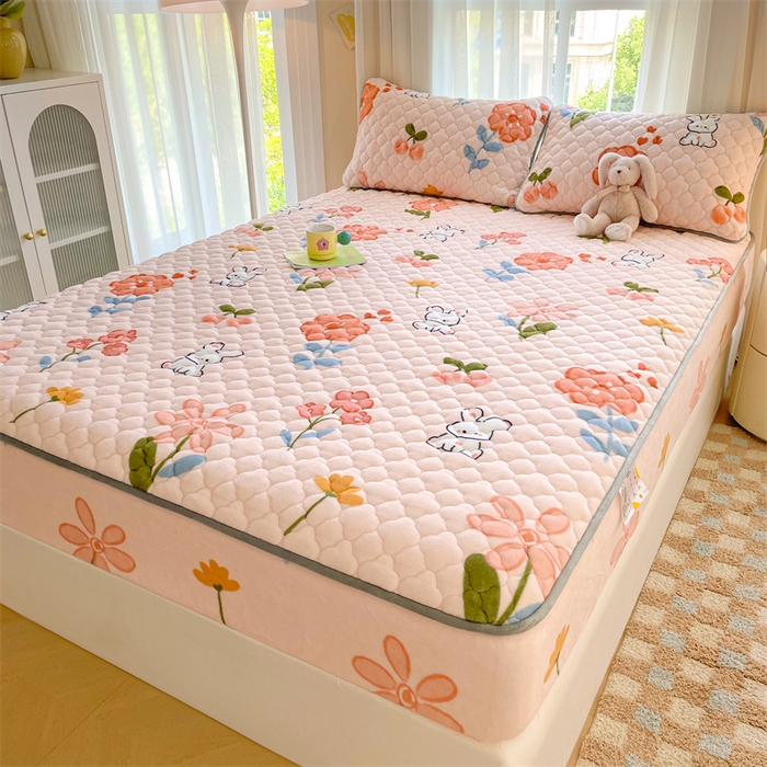 91家纺网 家纺一手货源 找家纺 康纳利 2025新款A类抗菌加厚牛奶绒印花夹棉床笠可搭配同款四件套 花间小兔