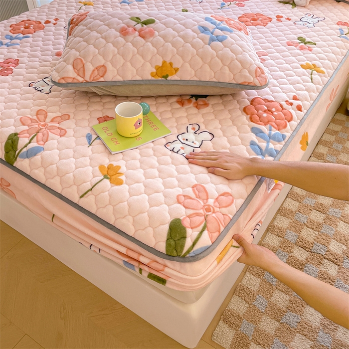 91家纺网 家纺一手货源 找家纺 康纳利 2025新款A类抗菌加厚牛奶绒印花夹棉床笠可搭配同款四件套 花间小兔