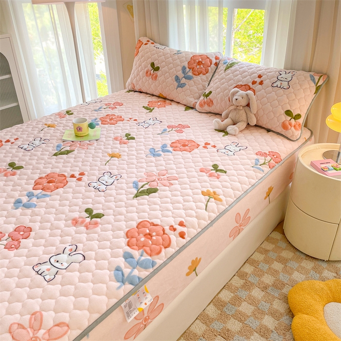 91家纺网 家纺一手货源 找家纺 康纳利 2025新款A类抗菌加厚牛奶绒印花夹棉床笠可搭配同款四件套 花间小兔