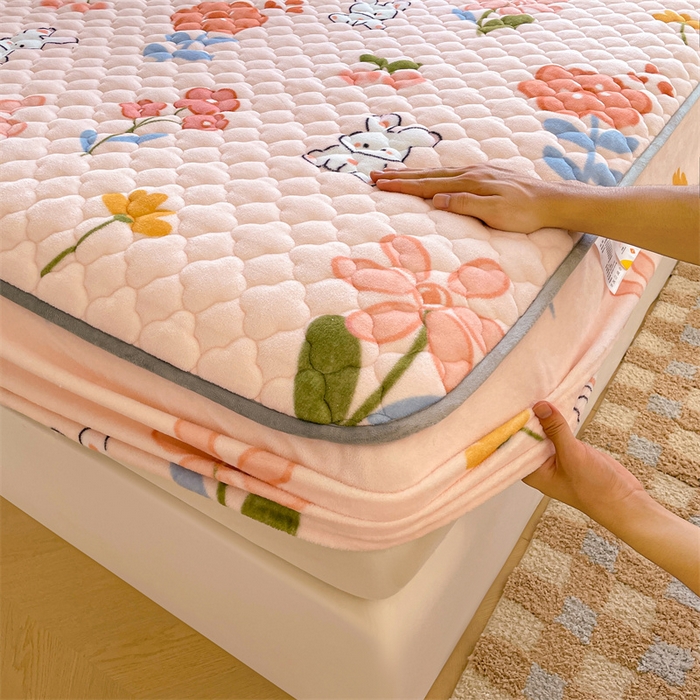 91家纺网 家纺一手货源 找家纺 康纳利 2025新款A类抗菌加厚牛奶绒印花夹棉床笠可搭配同款四件套 花间小兔