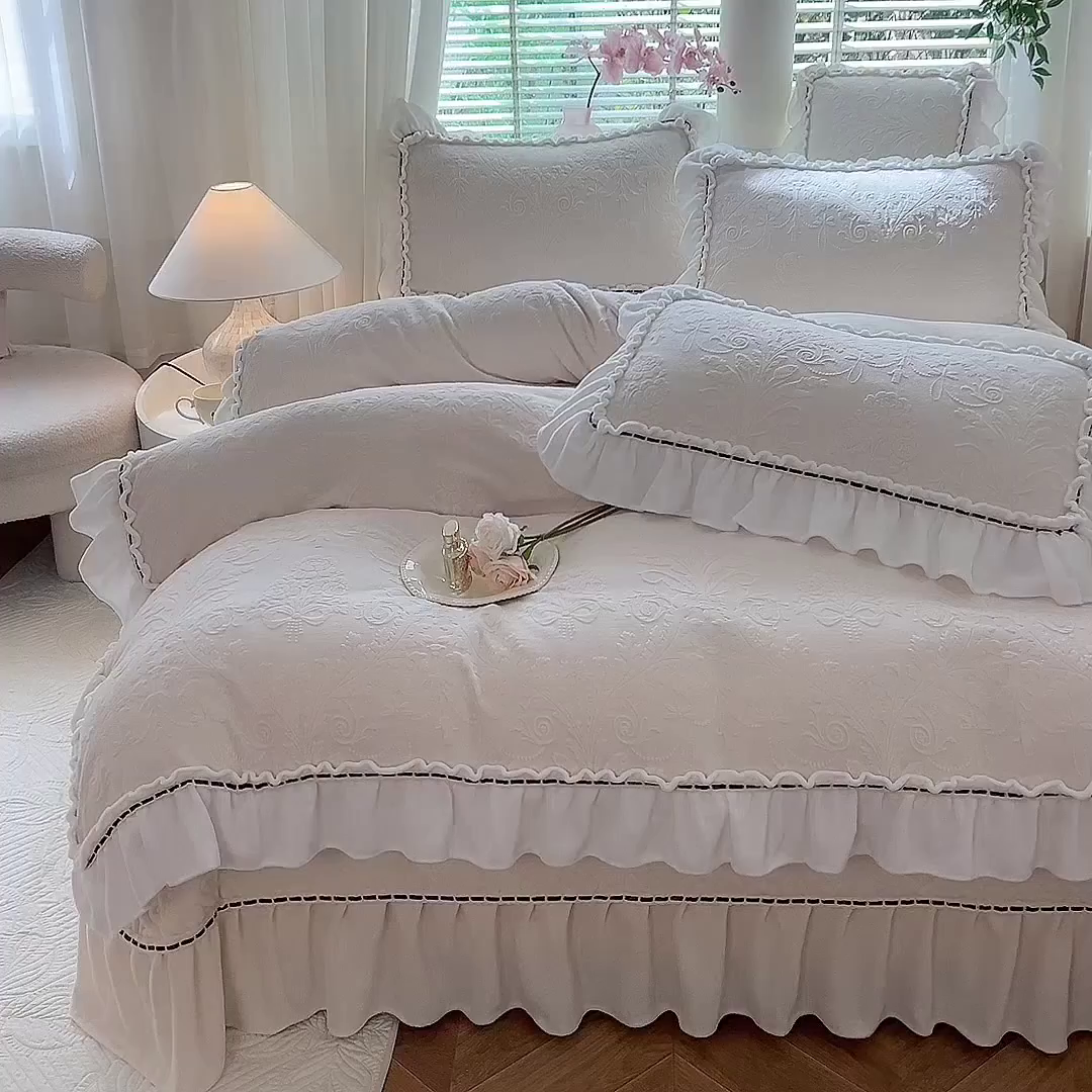 91家纺网 家纺一手货源 找家纺 花香四季家纺 2025新款牛奶绒夹棉床盖单件三件套-浪漫花语 浪漫花语-奶油白