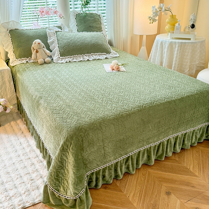 91家纺网 家纺一手货源 找家纺 花香四季家纺 2025新款牛奶绒夹棉床盖单件三件套-浪漫花语 浪漫花语-复古绿