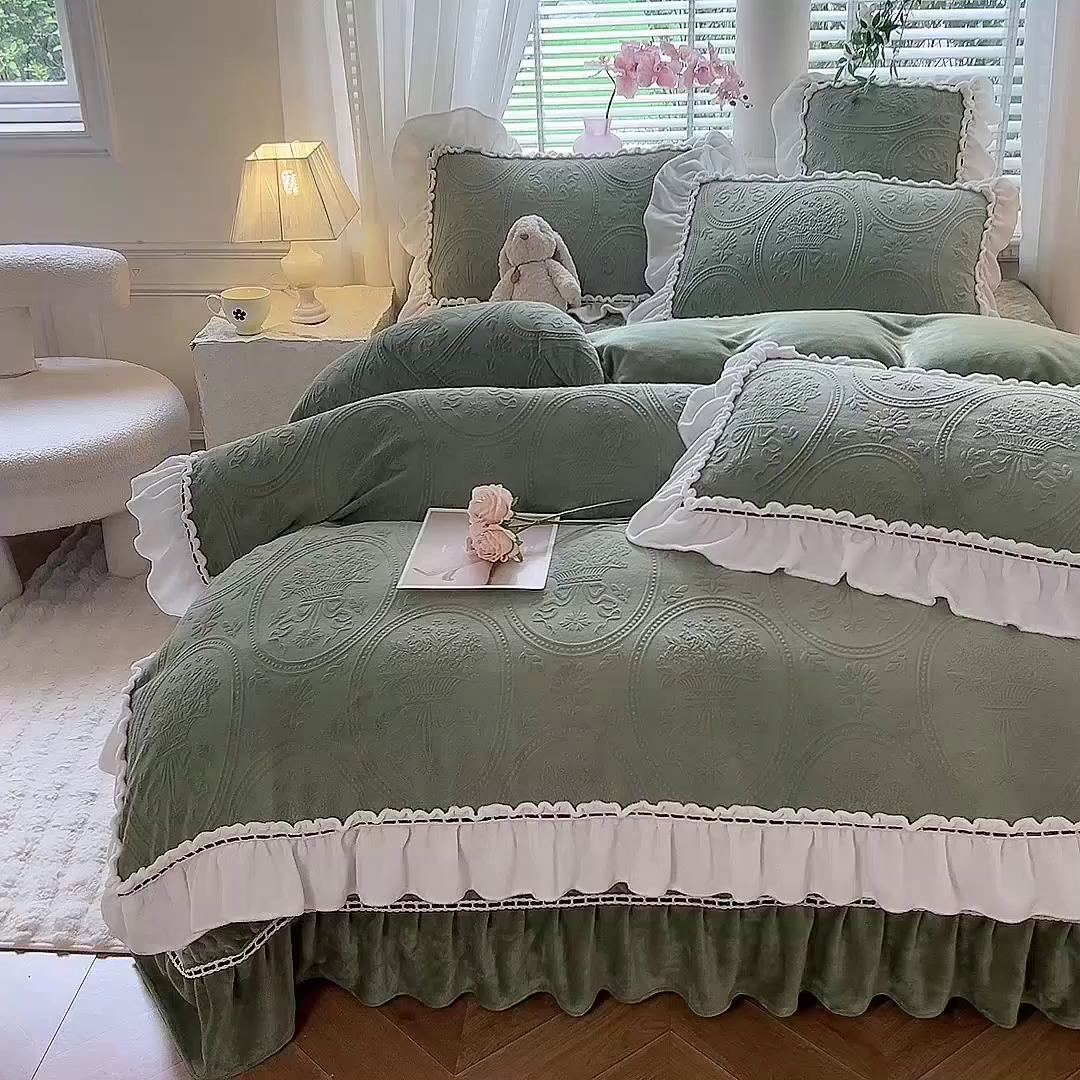 91家纺网 家纺一手货源 找家纺 花香四季家纺 2025新款牛奶绒夹棉床盖单件三件套-浪漫花语 浪漫花语-复古绿