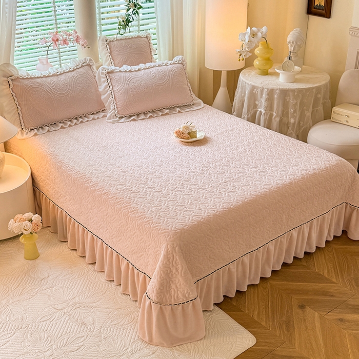 91家纺网 家纺一手货源 找家纺 花香四季家纺 2025新款牛奶绒夹棉床盖单件三件套-浪漫花语 浪漫花语-樱花粉