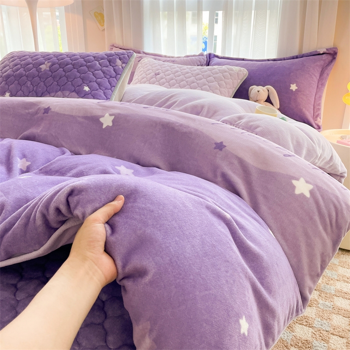 91家纺网 家纺一手货源 找家纺 康纳利 2025新款A类抗菌加厚牛奶绒印花夹棉床笠可搭配同款四件套 梦幻星空