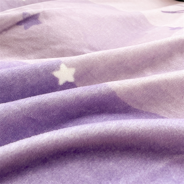 91家纺网 家纺一手货源 找家纺 康纳利 2025新款A类抗菌加厚牛奶绒印花夹棉床笠可搭配同款四件套 梦幻星空