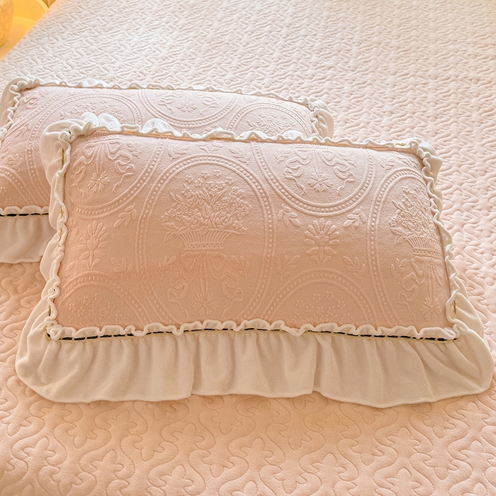 91家纺网 家纺一手货源 找家纺 花香四季家纺 2025新款牛奶绒夹棉床盖单件三件套-浪漫花语 浪漫花语-樱花粉