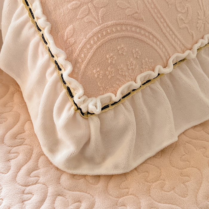 91家纺网 家纺一手货源 找家纺 花香四季家纺 2025新款牛奶绒夹棉床盖单件三件套-浪漫花语 浪漫花语-樱花粉