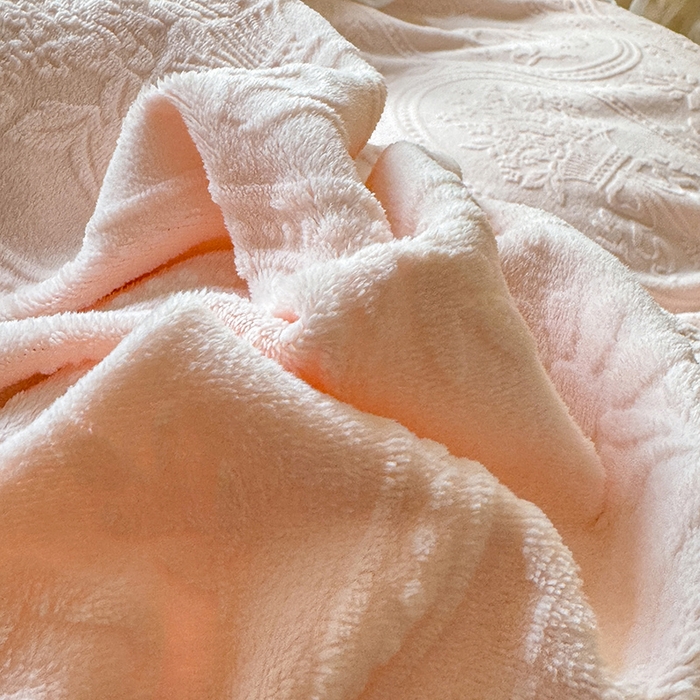 91家纺网 家纺一手货源 找家纺 花香四季家纺 2025新款牛奶绒夹棉床盖单件三件套-浪漫花语 浪漫花语-樱花粉