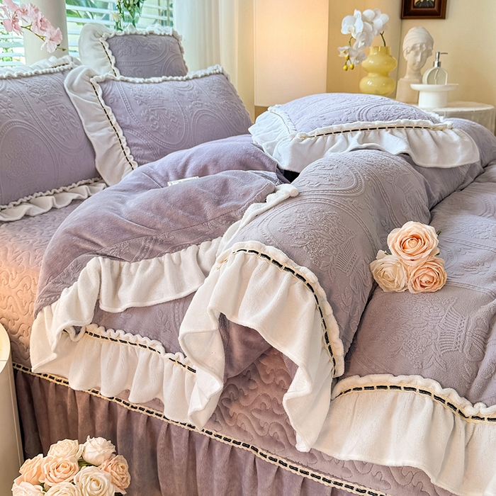 91家纺网 家纺一手货源 找家纺 花香四季家纺 2025新款牛奶绒夹棉床盖单件三件套-浪漫花语 浪漫花语-优雅紫