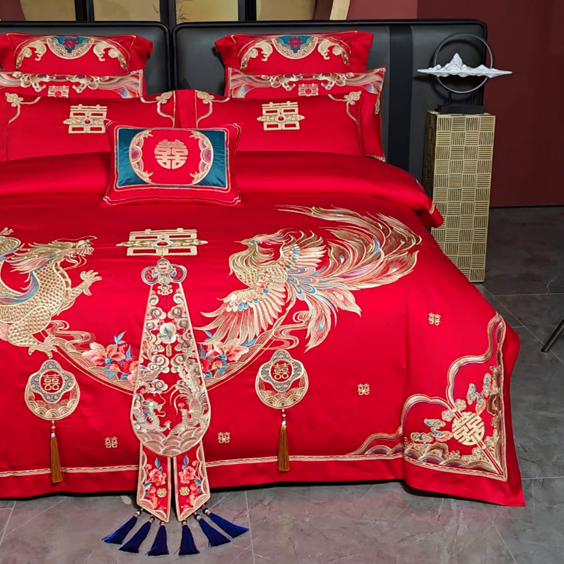 91家纺网 家纺一手货源 找家纺 芊囍纺 2025新款双面长绒棉高端婚庆提花重工刺绣四件套多件套系列 龙翔风喜