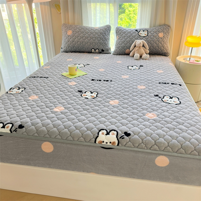 91家纺网 家纺一手货源 找家纺 康纳利 2025新款A类抗菌加厚牛奶绒印花夹棉床笠可搭配同款四件套 波点兔