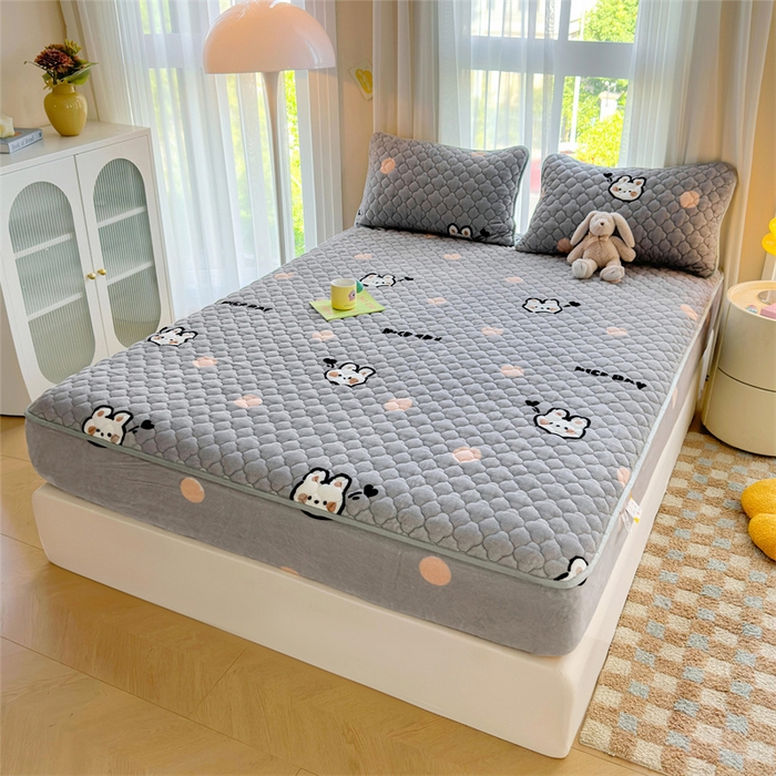 91家纺网 家纺一手货源 找家纺 康纳利 2025新款A类抗菌加厚牛奶绒印花夹棉床笠可搭配同款四件套 波点兔