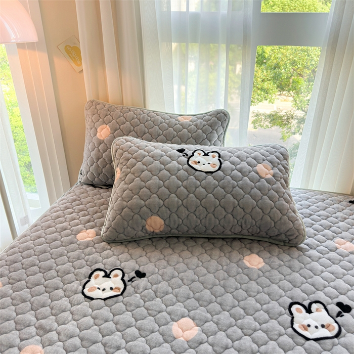 91家纺网 家纺一手货源 找家纺 康纳利 2025新款A类抗菌加厚牛奶绒印花夹棉床笠可搭配同款四件套 波点兔