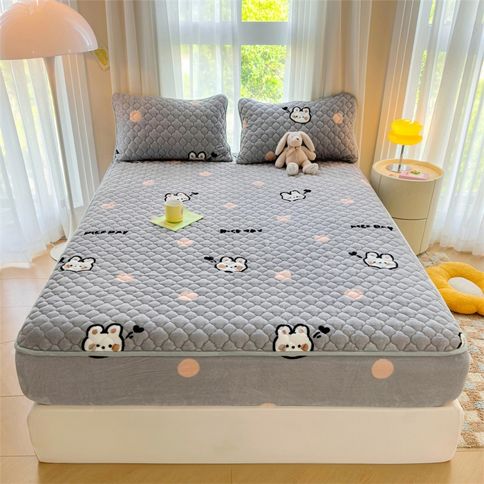 91家纺网 家纺一手货源 找家纺 康纳利 2025新款A类抗菌加厚牛奶绒印花夹棉床笠可搭配同款四件套 波点兔