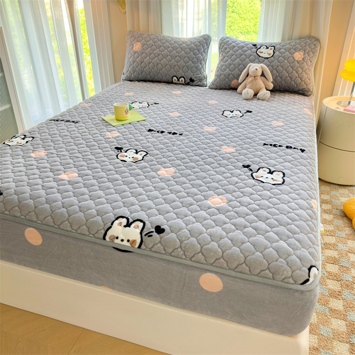 91家纺网 家纺一手货源 找家纺 康纳利 2025新款A类抗菌加厚牛奶绒印花夹棉床笠可搭配同款四件套 波点兔