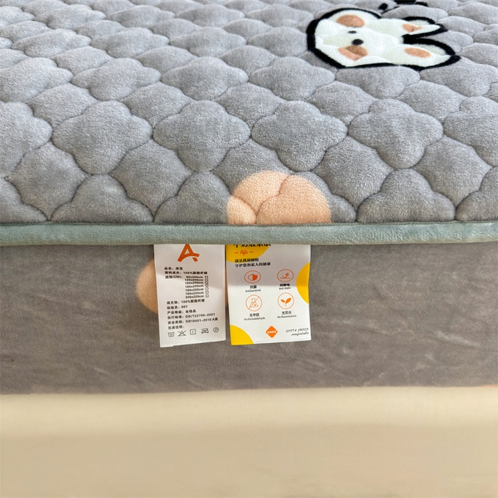 91家纺网 家纺一手货源 找家纺 康纳利 2025新款A类抗菌加厚牛奶绒印花夹棉床笠可搭配同款四件套 波点兔