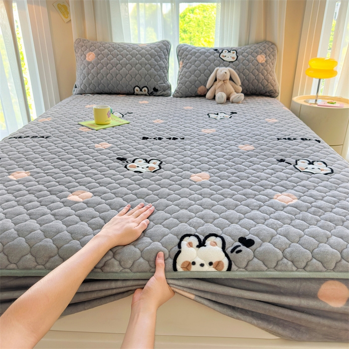 91家纺网 家纺一手货源 找家纺 康纳利 2025新款A类抗菌加厚牛奶绒印花夹棉床笠可搭配同款四件套 波点兔