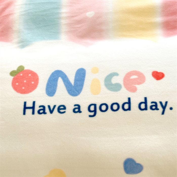 91家纺网 家纺一手货源 找家纺 康纳利 2025新款A类抗菌加厚牛奶绒印花夹棉床笠可搭配同款四件套 彩虹草莓