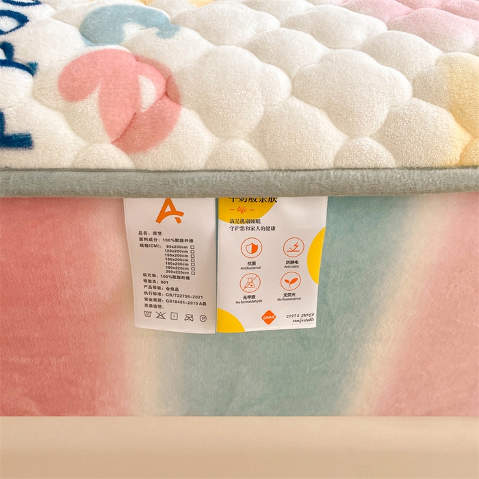 91家纺网 家纺一手货源 找家纺 康纳利 2025新款A类抗菌加厚牛奶绒印花夹棉床笠可搭配同款四件套 彩虹草莓