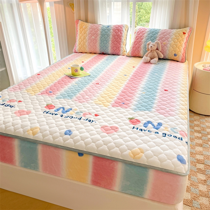 91家纺网 家纺一手货源 找家纺 康纳利 2025新款A类抗菌加厚牛奶绒印花夹棉床笠可搭配同款四件套 彩虹草莓