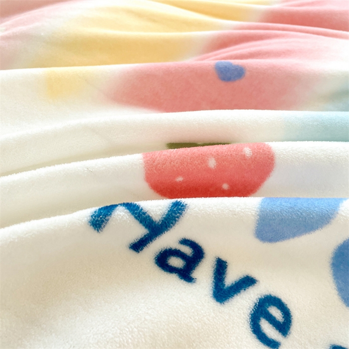 91家纺网 家纺一手货源 找家纺 康纳利 2025新款A类抗菌加厚牛奶绒印花夹棉床笠可搭配同款四件套 彩虹草莓