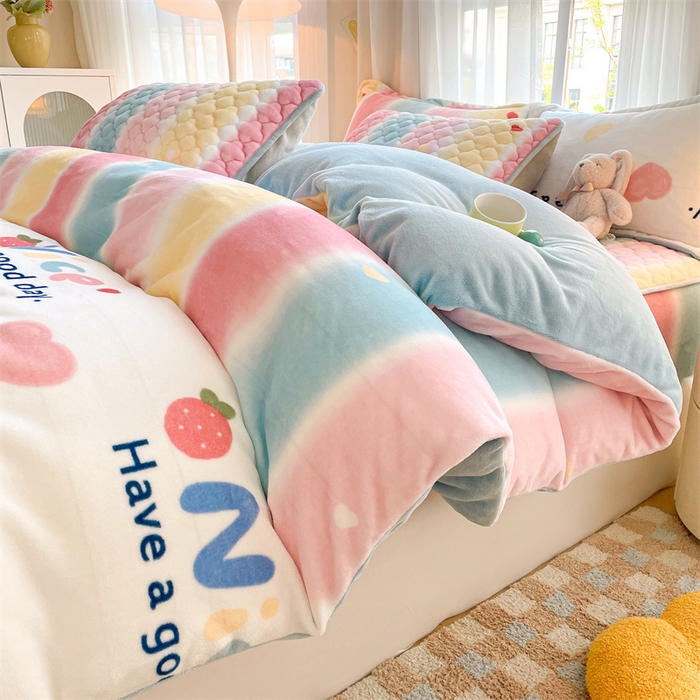 91家纺网 家纺一手货源 找家纺 康纳利 2025新款A类抗菌加厚牛奶绒印花夹棉床笠可搭配同款四件套 彩虹草莓