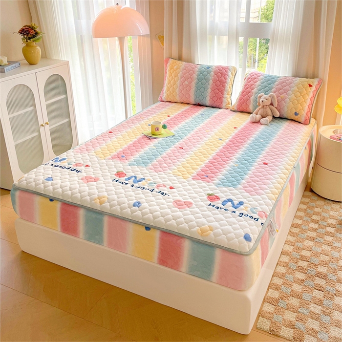 91家纺网 家纺一手货源 找家纺 康纳利 2025新款A类抗菌加厚牛奶绒印花夹棉床笠可搭配同款四件套 彩虹草莓