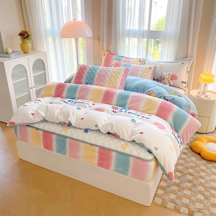 91家纺网 家纺一手货源 找家纺 康纳利 2025新款A类抗菌加厚牛奶绒印花夹棉床笠可搭配同款四件套 彩虹草莓