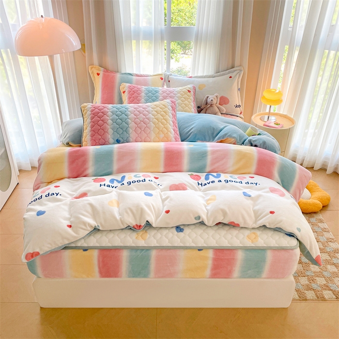 91家纺网 家纺一手货源 找家纺 康纳利 2025新款A类抗菌加厚牛奶绒印花夹棉床笠可搭配同款四件套 彩虹草莓