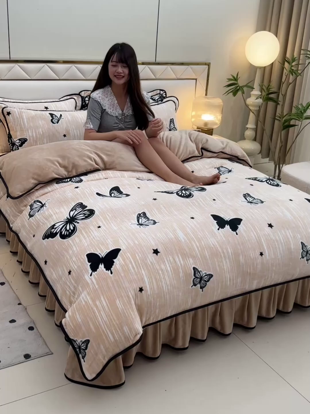 91家纺网 家纺一手货源 找家纺 赫本 2025新品8斤爆品牛奶绒四件套床裙款金雕绒法莱绒四套件 蝶语-咖