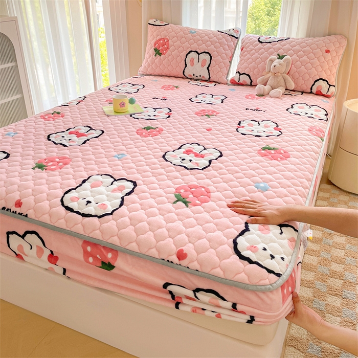 康纳利 2025新款A类抗菌加厚牛奶绒印花夹棉床笠可搭配同款四件套 草莓小兔