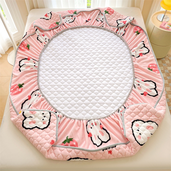 91家纺网 家纺一手货源 找家纺 康纳利 2025新款A类抗菌加厚牛奶绒印花夹棉床笠可搭配同款四件套 草莓小兔