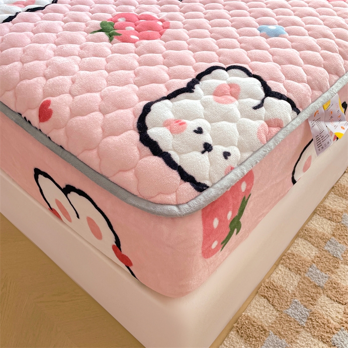 91家纺网 家纺一手货源 找家纺 康纳利 2025新款A类抗菌加厚牛奶绒印花夹棉床笠可搭配同款四件套 草莓小兔