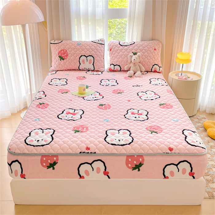 91家纺网 家纺一手货源 找家纺 康纳利 2025新款A类抗菌加厚牛奶绒印花夹棉床笠可搭配同款四件套 草莓小兔