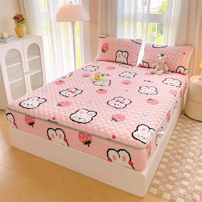 91家纺网 家纺一手货源 找家纺 康纳利 2025新款A类抗菌加厚牛奶绒印花夹棉床笠可搭配同款四件套 草莓小兔