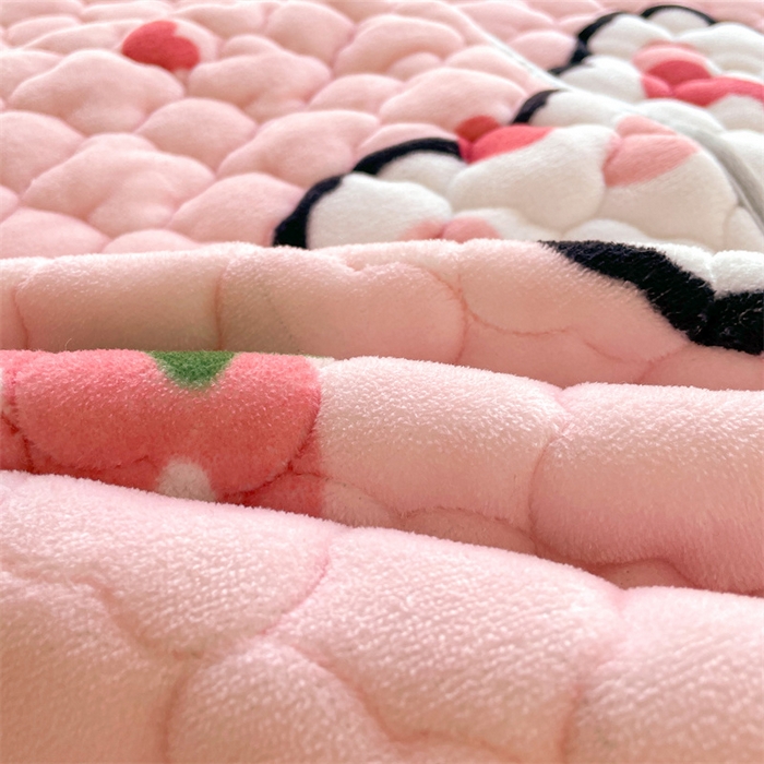 91家纺网 家纺一手货源 找家纺 康纳利 2025新款A类抗菌加厚牛奶绒印花夹棉床笠可搭配同款四件套 草莓小兔