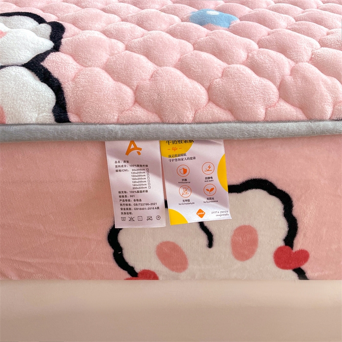 91家纺网 家纺一手货源 找家纺 康纳利 2025新款A类抗菌加厚牛奶绒印花夹棉床笠可搭配同款四件套 草莓小兔