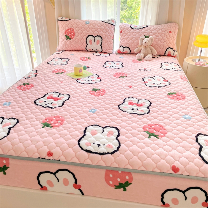 91家纺网 家纺一手货源 找家纺 康纳利 2025新款A类抗菌加厚牛奶绒印花夹棉床笠可搭配同款四件套 草莓小兔