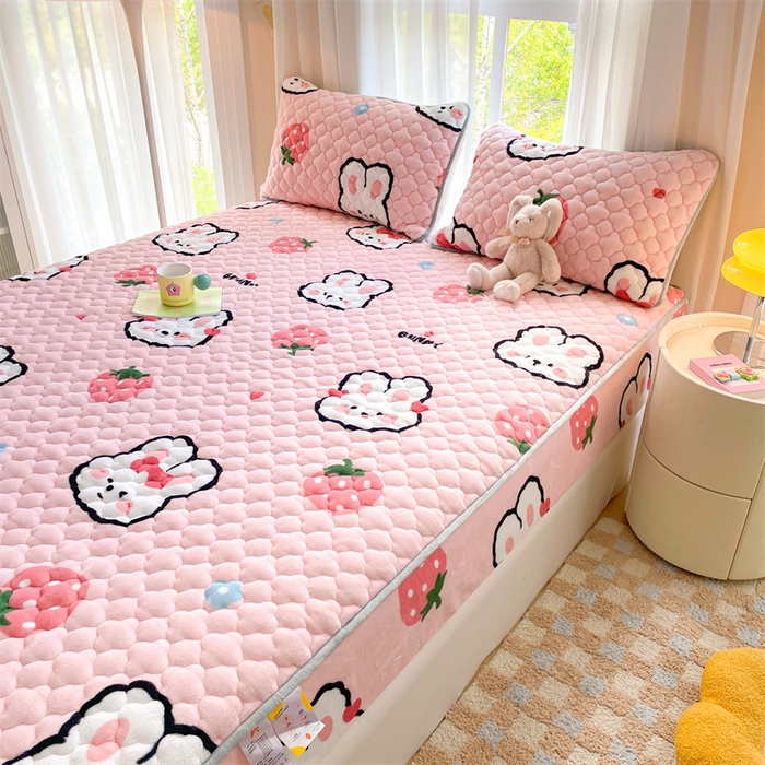 91家纺网 家纺一手货源 找家纺 康纳利 2025新款A类抗菌加厚牛奶绒印花夹棉床笠可搭配同款四件套 草莓小兔