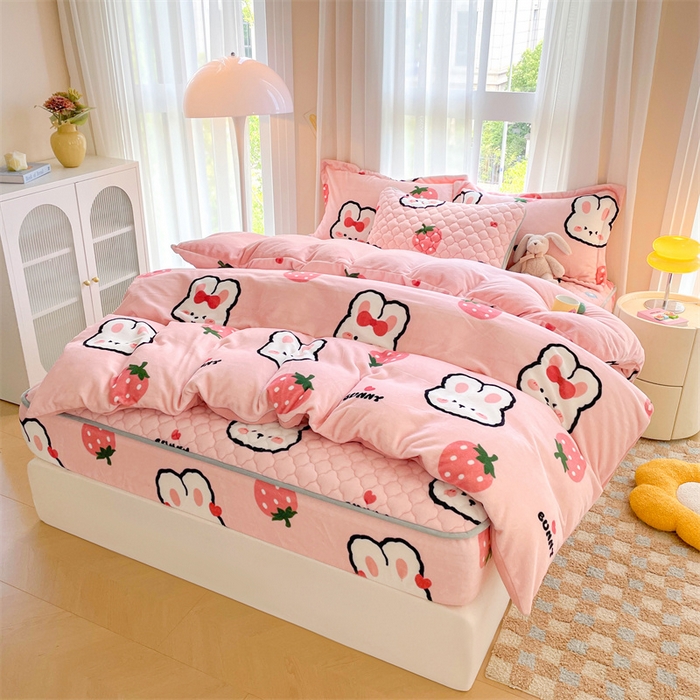 91家纺网 家纺一手货源 找家纺 康纳利 2025新款A类抗菌加厚牛奶绒印花夹棉床笠可搭配同款四件套 草莓小兔