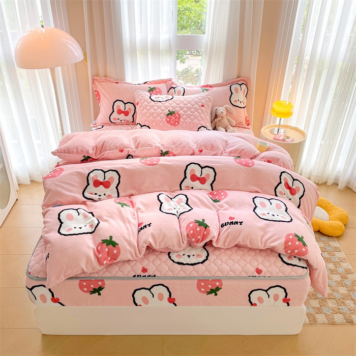 91家纺网 家纺一手货源 找家纺 康纳利 2025新款A类抗菌加厚牛奶绒印花夹棉床笠可搭配同款四件套 草莓小兔