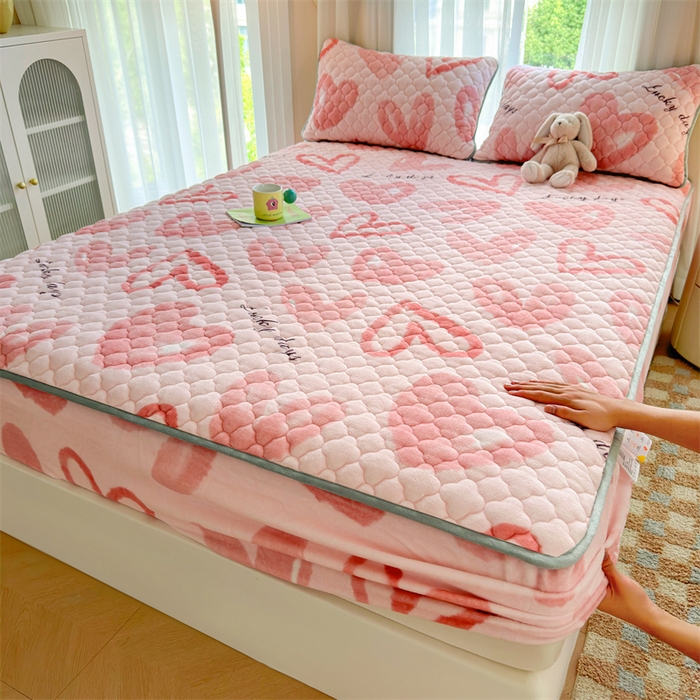 康纳利 2025新款A类抗菌加厚牛奶绒印花夹棉床笠可搭配同款四件套 粉色爱心