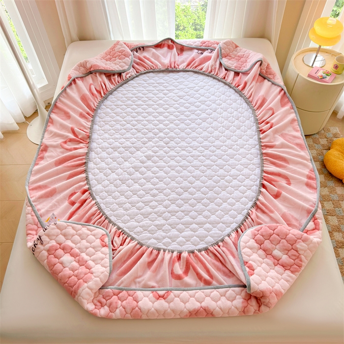 91家纺网 家纺一手货源 找家纺 康纳利 2025新款A类抗菌加厚牛奶绒印花夹棉床笠可搭配同款四件套 粉色爱心