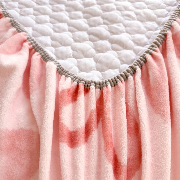 91家纺网 家纺一手货源 找家纺 康纳利 2025新款A类抗菌加厚牛奶绒印花夹棉床笠可搭配同款四件套 粉色爱心